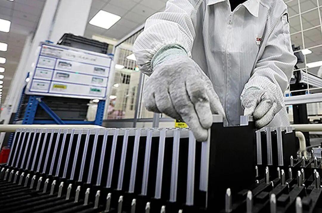 据中国工信部发布的数据显示，目前全球超过60%的动力电池和约70%的电池原材料来