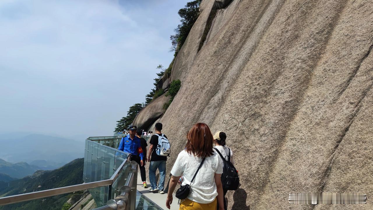 天柱山龙潭入口玻璃栈道太绝了！天柱山是安徽5A级景区，有“东方最美的花岗岩地貌”