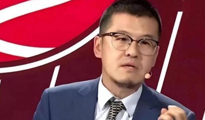 杨毅这次是真没留情面。“中国篮球已经用七年的时间，证明专业人士也没解决问题。”