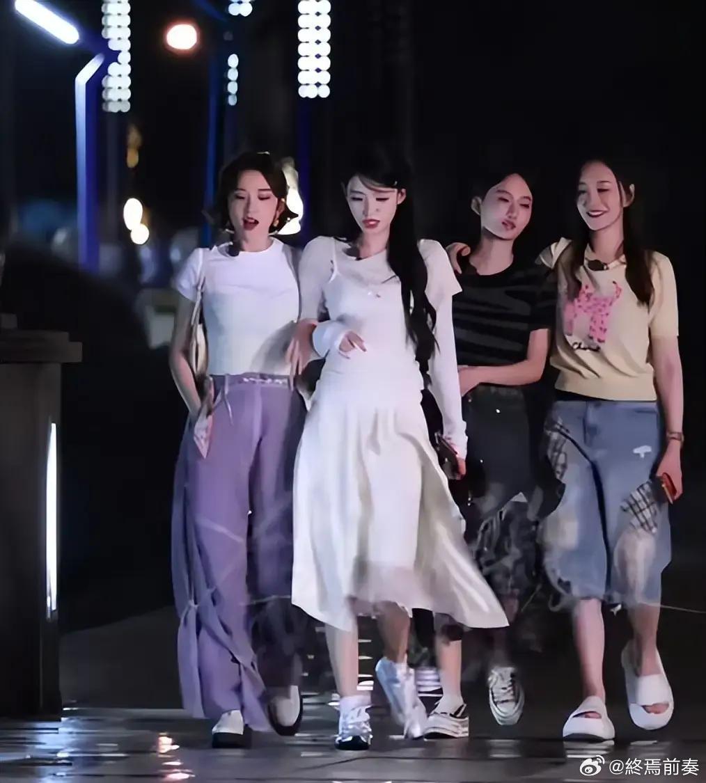 李小冉孙怡逛夜市被偶遇，50岁李小冉气质出众，与孙怡同框不显老