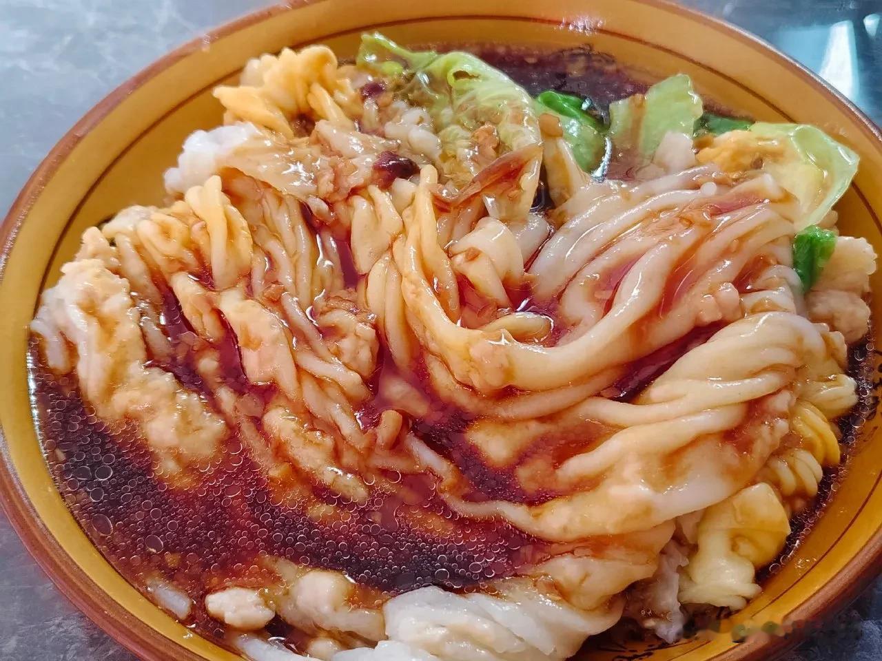 好久没吃了，今儿早餐来个肠粉，粉浸在红亮汤汁里，配上翠绿青菜、鲜红剁椒，视觉上就