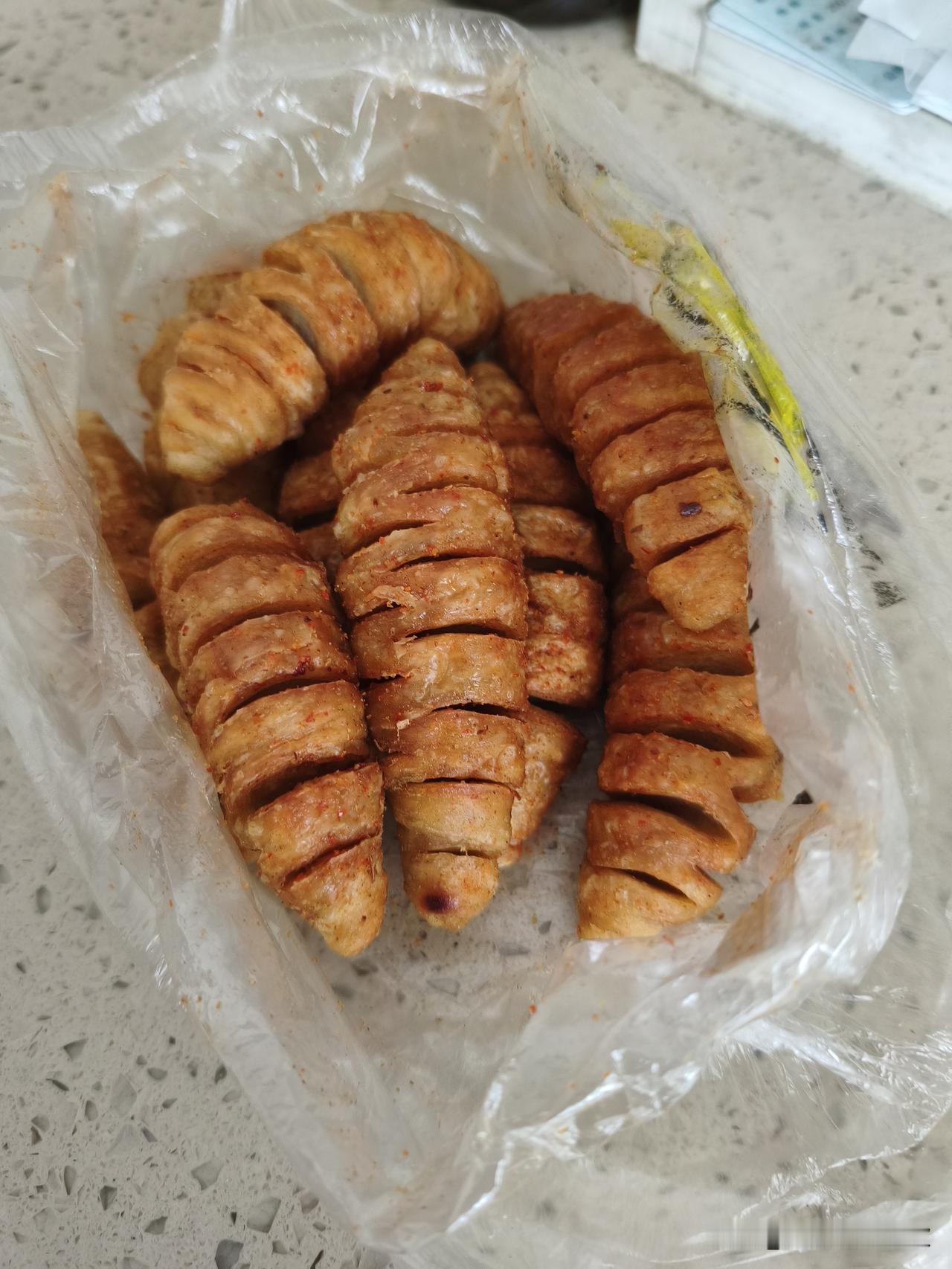 早上6:40起床，就为吃上这一口~孜然味的油炸面筋（下图）。香酥香酥的可好吃了。