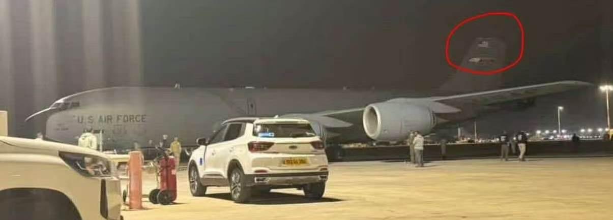 美军拒绝承认KC-135空中加油机被敌人击落，暗示发生了空中相撞事故。应该是