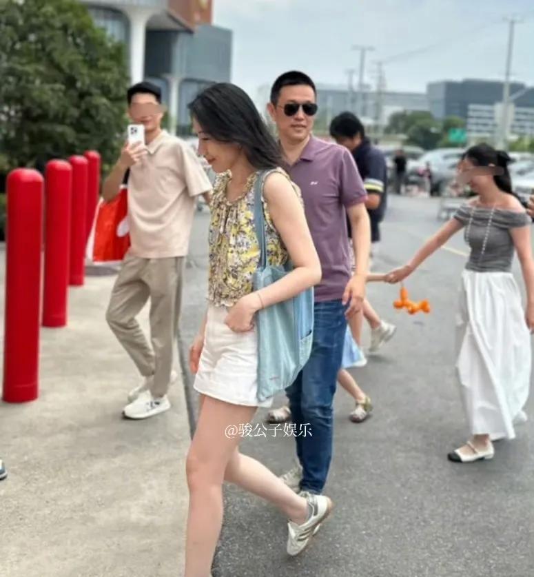 蔚来CEO李斌与夫人一同逛超市时，展现出平易近人的一面。面对粉丝的拍照请求和握手