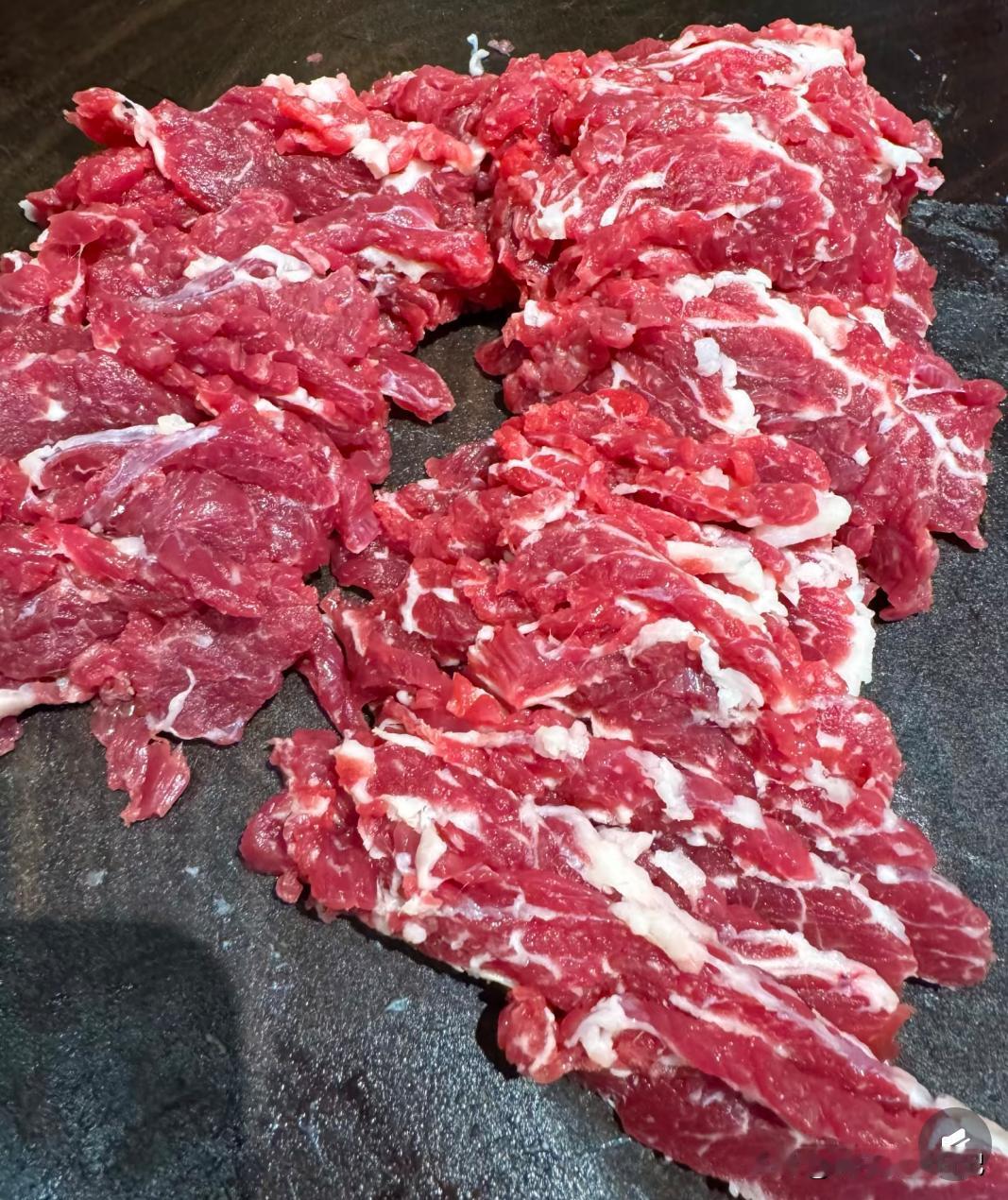为什么现在买熟食的少了？行家：一斤鲜牛肉，煮出一斤半，啥原因？以前熟食摊前总