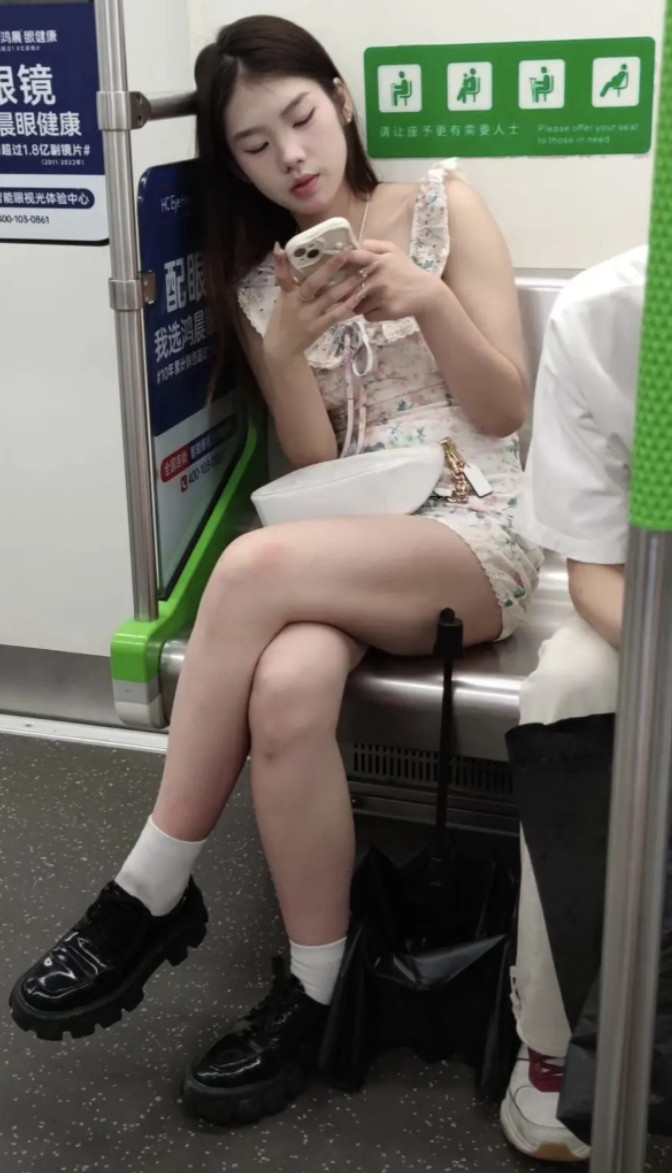 高铁上看到的，这不是在拍电影吧