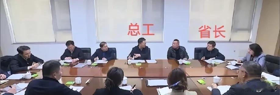 省委书记和省长去调研胖东来，于东来先生坐在省委书记和省长之间，今年胖东来被写进省