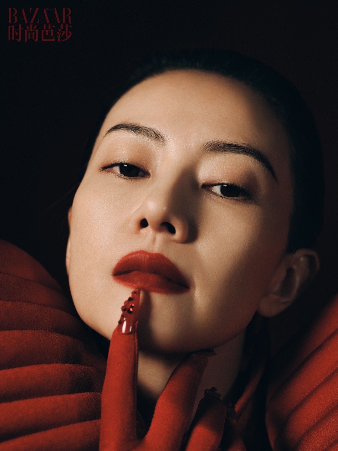 高圆圆可静可动的漂亮姐姐高圆圆解锁时尚芭莎11月刊封面，七年之约终再续！大片