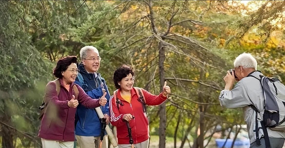 据了解，澳大利亚有一批华人，原本都是国内体制内的退休人员，五十岁时来到澳大利亚，