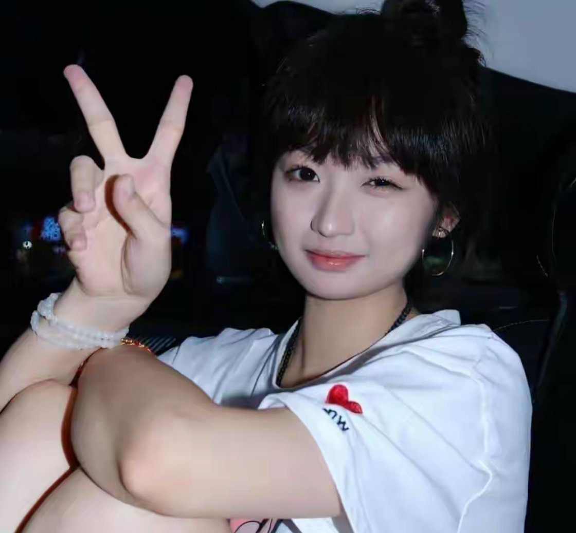 狗粮!杨瀚森晒与漂亮女友共度情人节,搂着女友蜂腰脸贴着脸秀恩爱