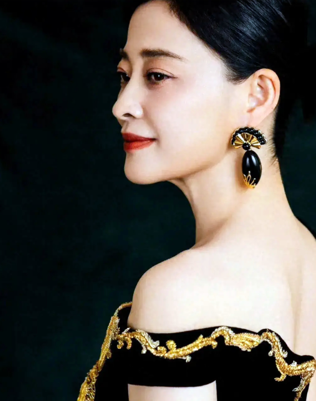 50岁二婚幸福的梅婷，给所有女人提了个醒嫁人不能只看钱，看脸，不看人品，不看公