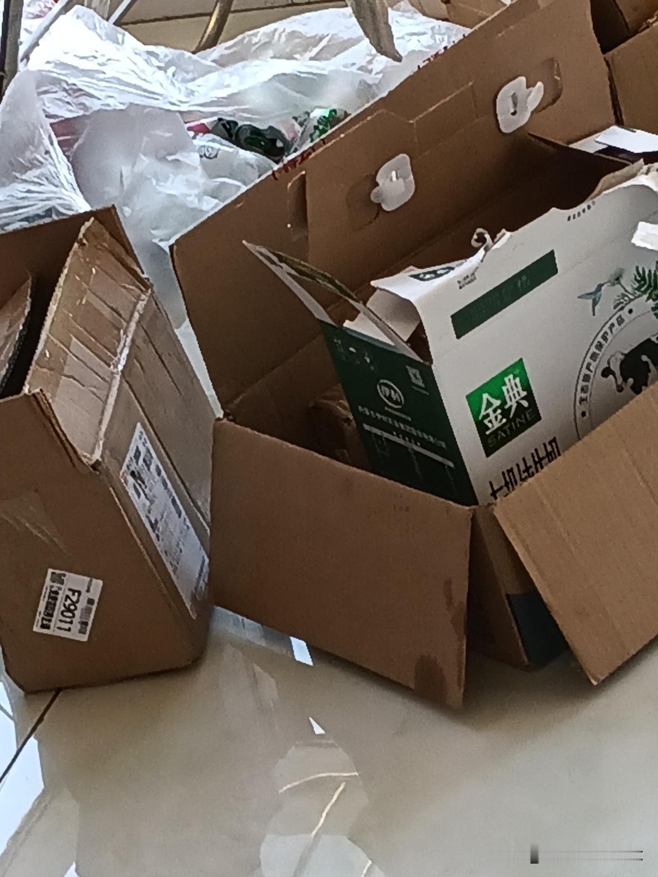如果你们碰到垃圾桶旁边，有被扔掉的纸箱子你们会去捡吗？如果你捡回家怕不怕被人笑