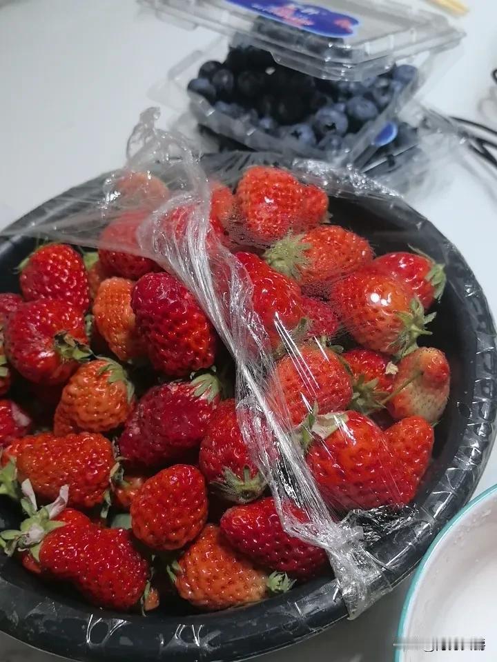 在老家买吃的就像捡便宜，看啥啥便宜，都想买。草莓5元一盆，蓝莓9.9元两盒
