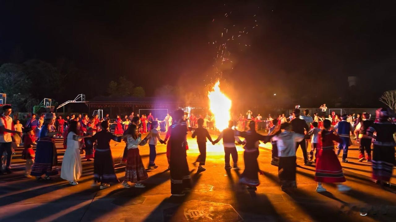 三月三别人眼里广西放假：对山歌、抛绣球、热闹非凡。实际上广西人这四天：从