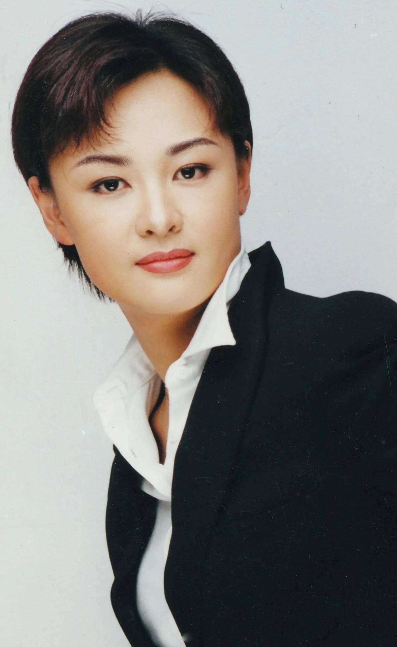 40岁开600万豪车？央视主持人李小萌可不止“嫁得好”这么简单。有些人只盯着她