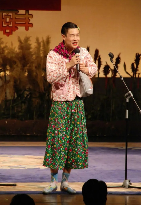 小沈阳的女儿沈佳润近期以歌手身份在韩国出道!她以韩式浓妆、脏辫造型亮相，