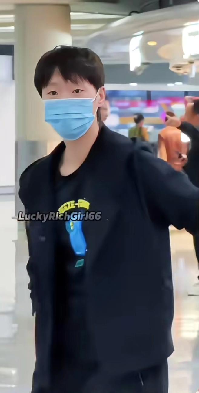 王曼昱机场穿搭帅炸！一身国潮运动风气场全开国乒选手王曼昱回国机场look太