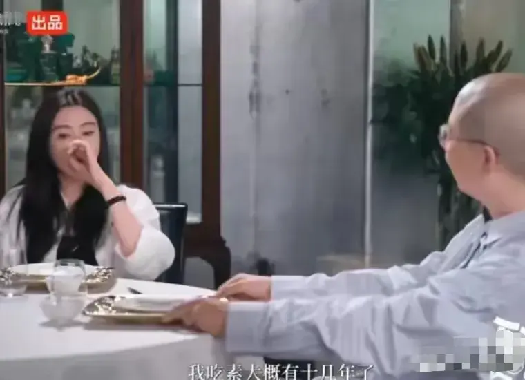 王祖贤：“我吃素大概有十几年了！”李诞听了深吸了一口气，对此很不能理解，王祖贤解释说：“我拍戏的时候