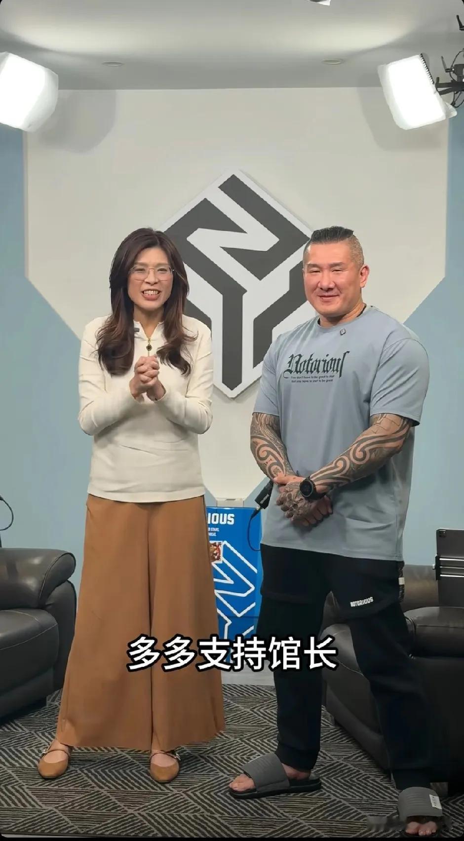 笑死了，当郑丽文和馆长两人站在一起，我滴天呐，馆长你是多么寒酸，你是临时被征调的