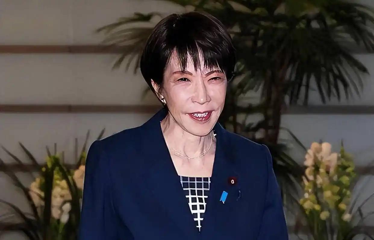 日本网络被一份"合订本"炸裂了。一位日本网民把《日本经济新闻》今年4月、6月