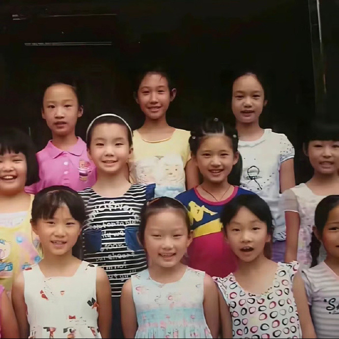 赵露思小时候已经是班里最好看的女孩了，她真的是原生脸，小时候就这么可爱了。​