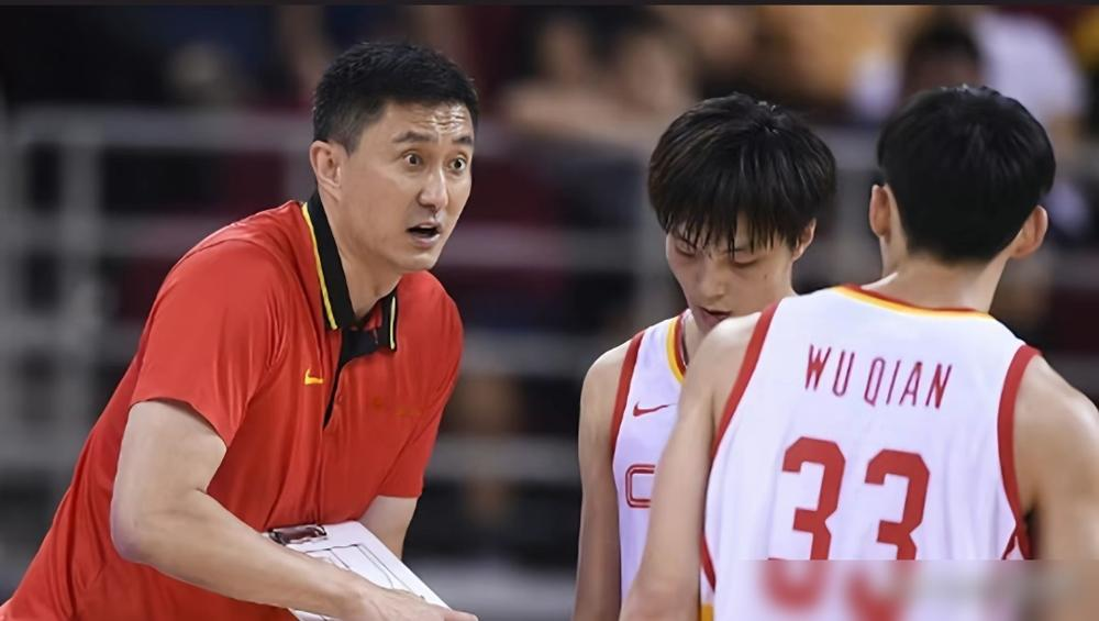郭士强带辽宁那会儿，杨鸣见了他得先叫师傅，衣服领子没翻好他都能盯着你整理完。训练场上从第一分钟喊到最