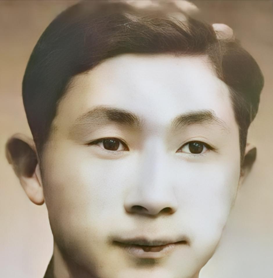 1947年，一位地下党因叛徒出卖被捕。为了把情报送出去，他趁上厕所的机会，三次低