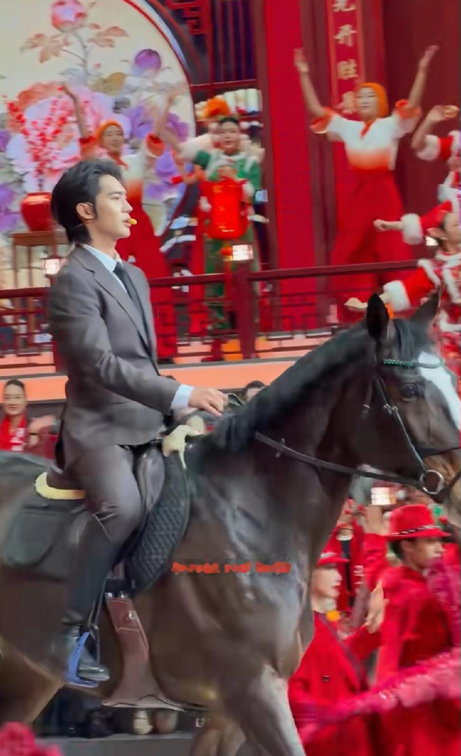 今年辽宁春晚最大的赢家就是他了！而且还是史无前例的。这个排面真的是拉满了