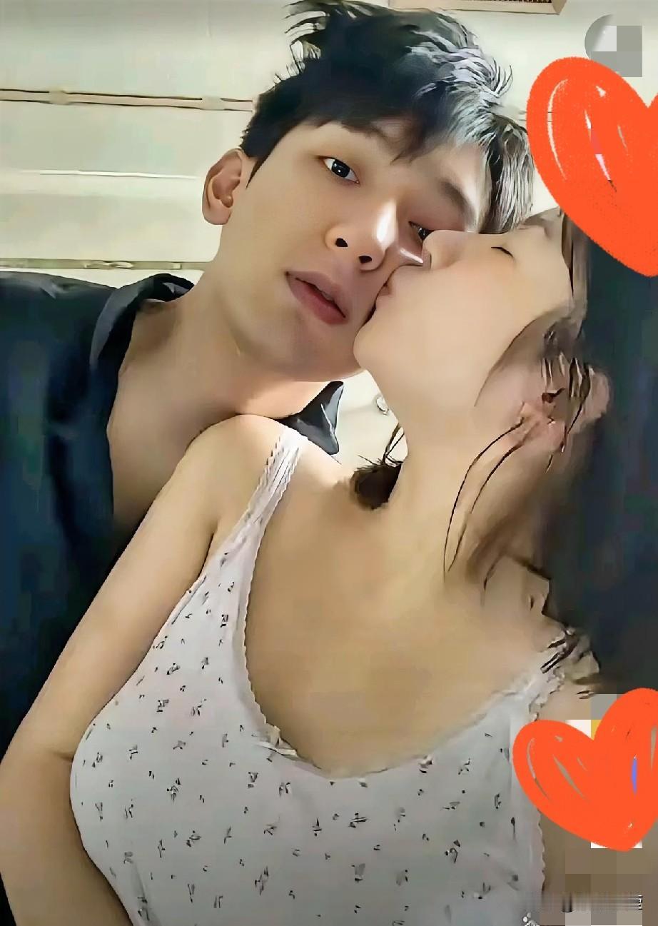 黄一鸣真是够高调的，直接在网上和男友小虞老师秀起了恩爱。从网上热传的居家实拍