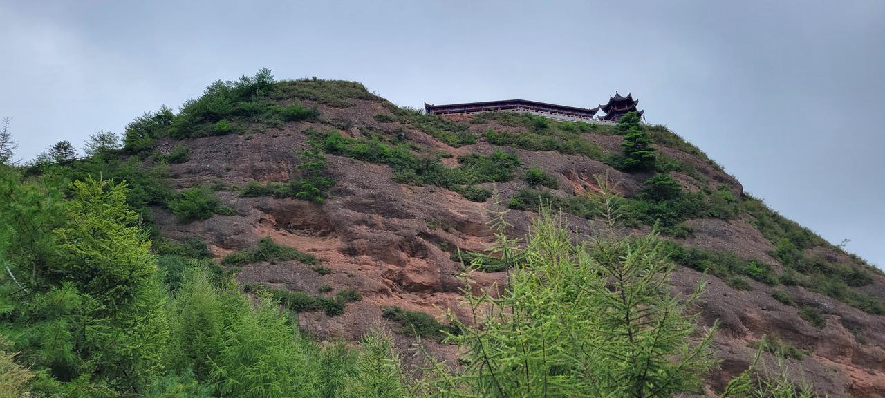 初冬的甘肃南部，群山依然翠绿，不是江南胜似江南！
