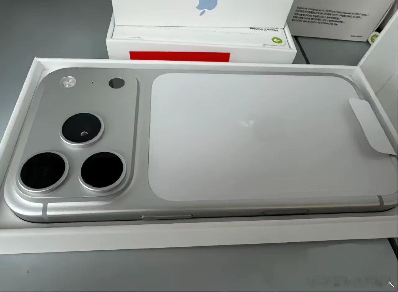 iPhone17Pro真机已经到货，银色是真的丑，还好我买的是橙色。​能看出