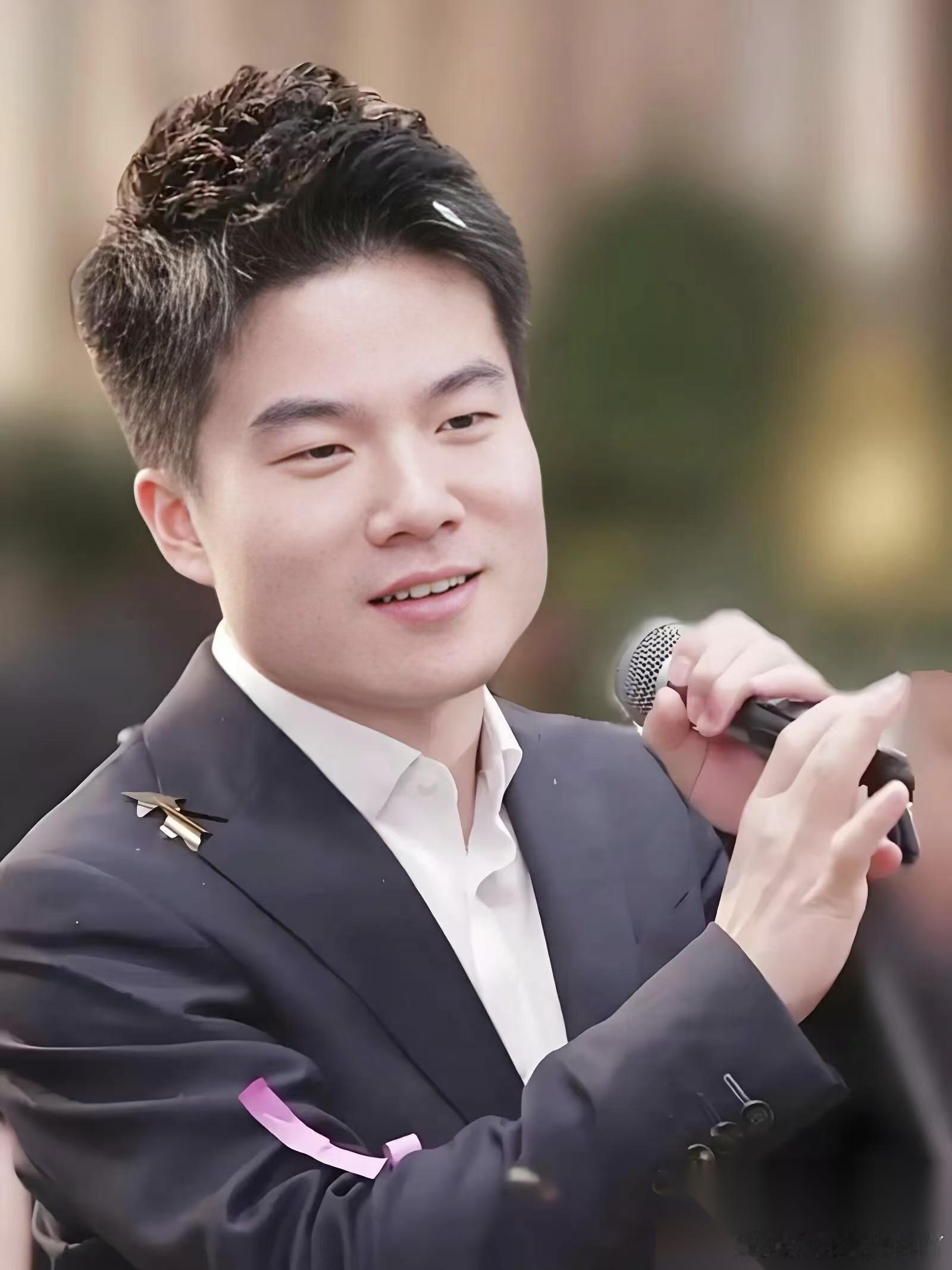 同样是顶流。下场卖卫生巾。黄子韬自建工厂，东方甄选火速铺货，董宇