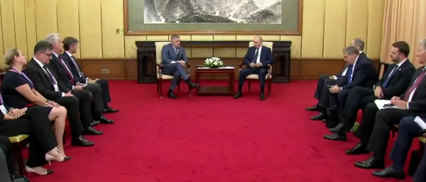 塔斯社报道，当地时间2日，俄罗斯总统普京，在北京会见了斯洛伐克总理菲科，在双方会
