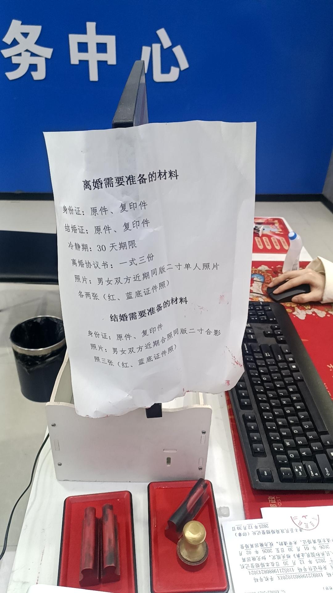 刚过完年来离个婚，看见排队的一长队，还以为是这是要结婚的，一问这队都是离婚