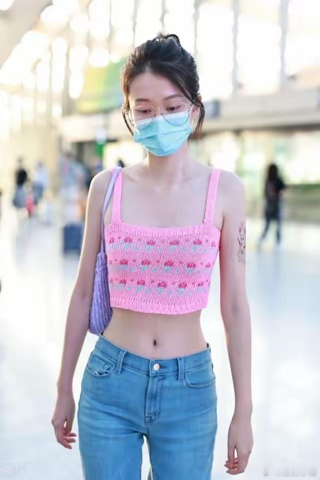乔欣素颜出镜！穿粉色小花针织吊带+牛仔裤，减龄不忘秀s腰​​​