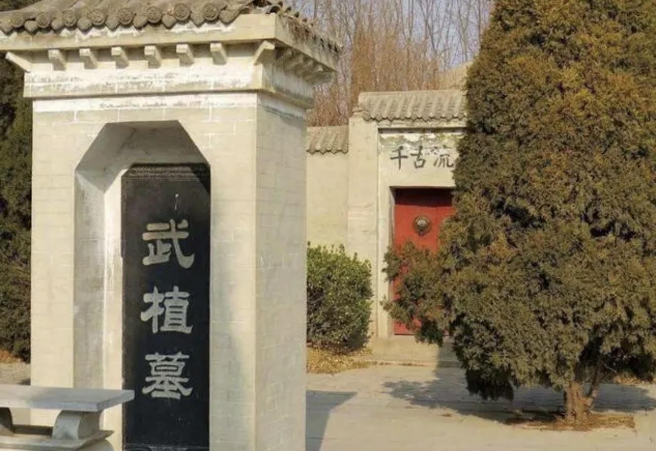 下图一图二是武大郎（武植）和潘金莲的合葬墓，图一为墓碑，图二为两人棺椁陈列处（悬