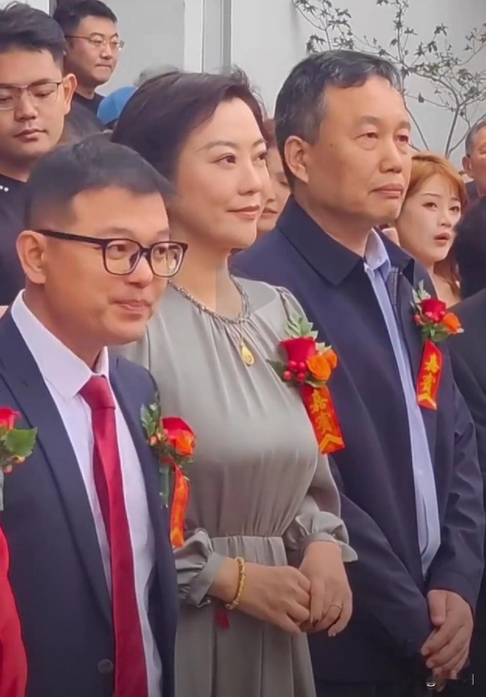郝蕾就是一个全方位无死角的性感尤物，且自带一种“富态美”，把普通的灰色衬衫裙，都