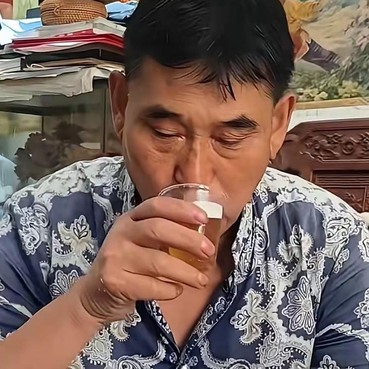 大衣哥的商演基本黄了，不是他过气，是以前花钱请他的老板们都快扛不住了。生存面前，