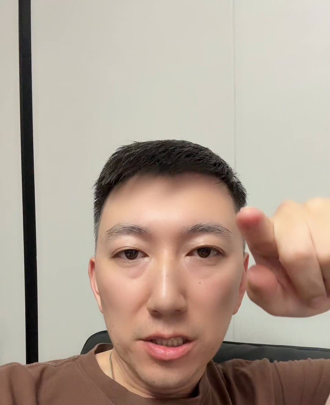 车险涨价原因都是车企惹的祸。为什么现在的车险一年比一年贵？就拿这台车来看，左