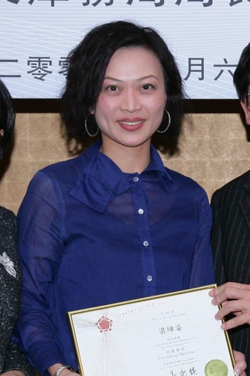 汤姆·帕克·鲍尔斯带着自己的杰克罗素梗莫德，在伦敦肯辛顿高街遛狗时遭遇卡诺索獒犬