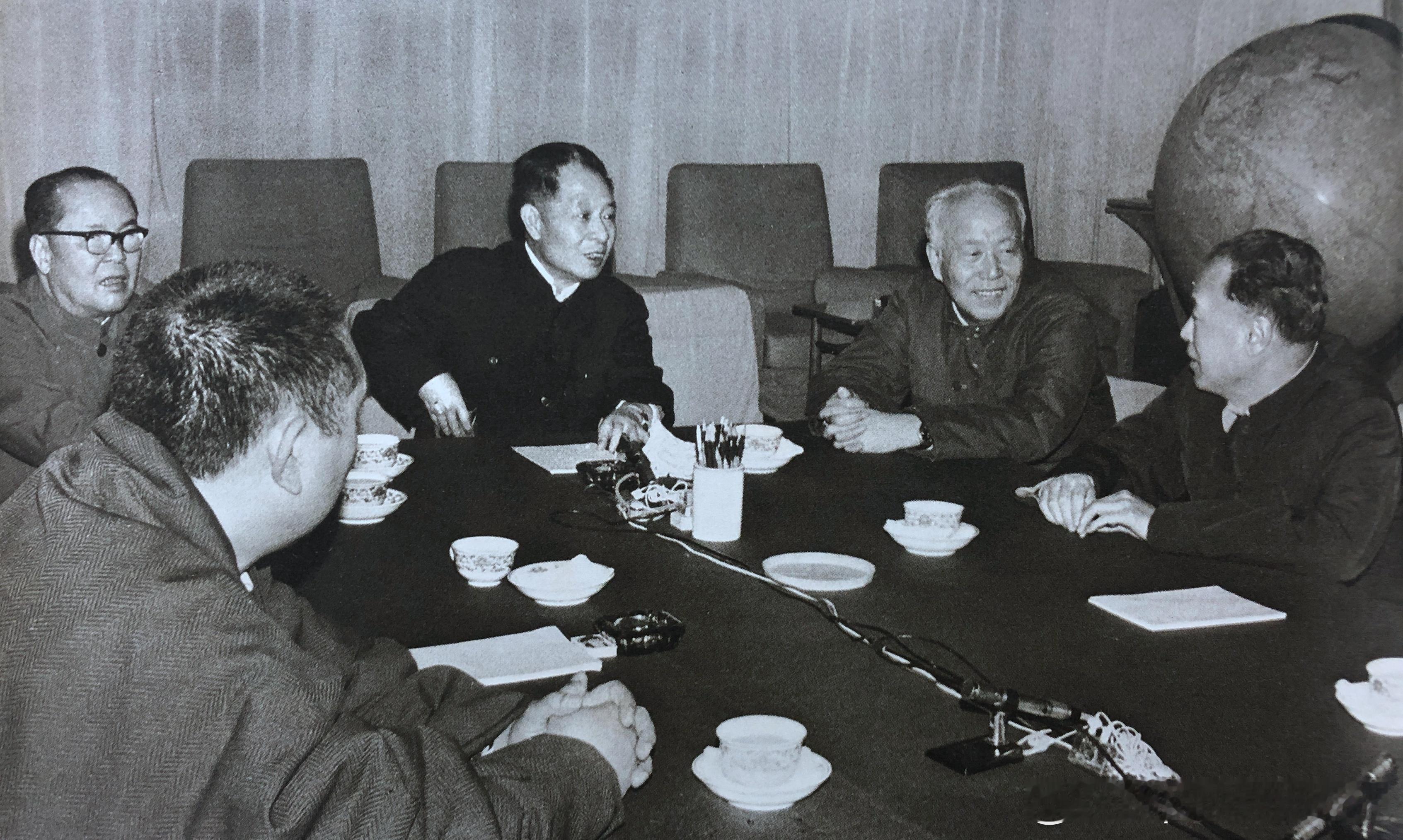 1981年2月5日（农历正月初一）国家领导人在中南海互贺春节历史影像
