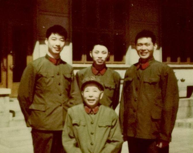 1977年春节，在总政机关会餐时，徐立清中将（时任总政副主任）正在吃饭。突然，1