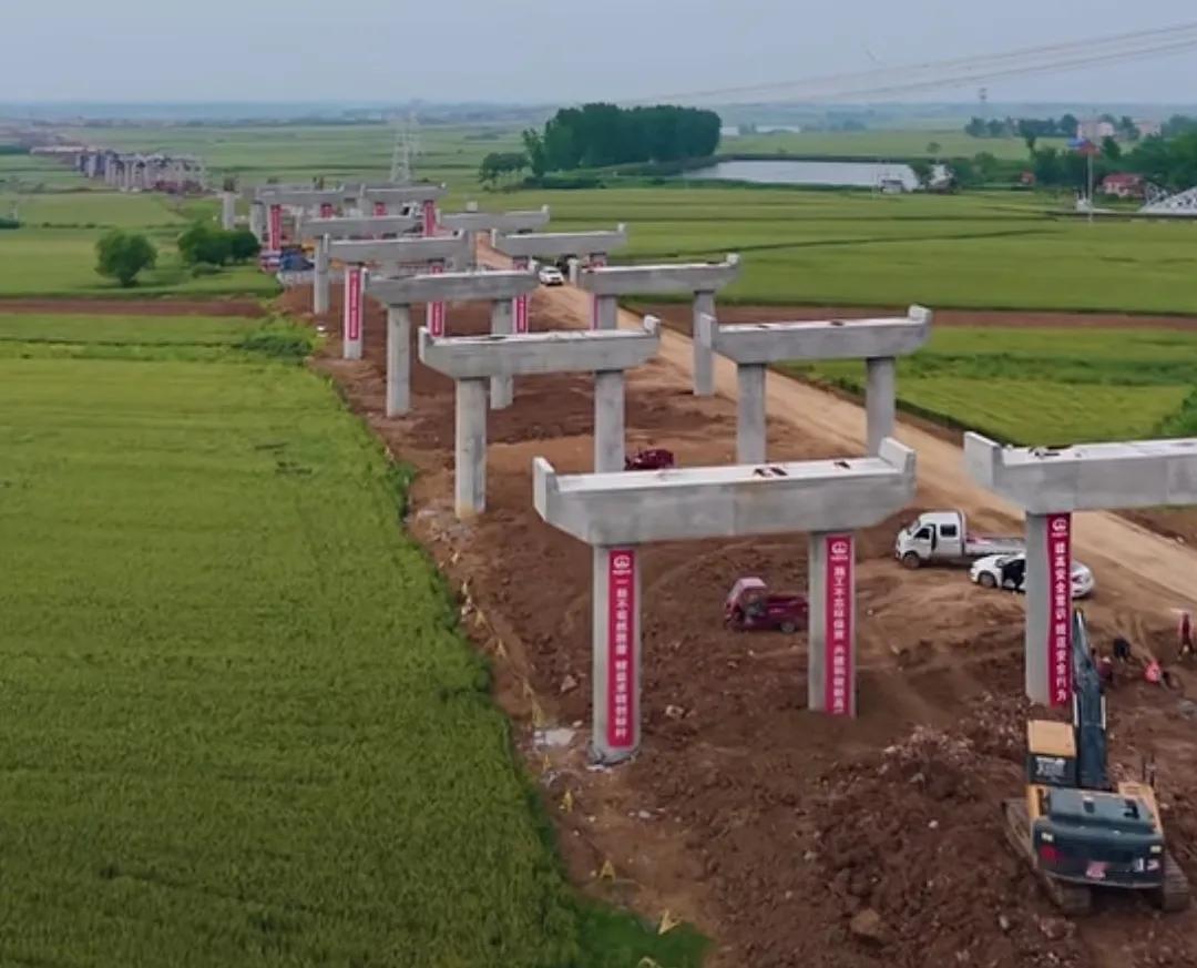 5月11日，河南省新野县首条去南方高速路“新野至襄阳”公路水泥基桩正在紧锣密鼓的