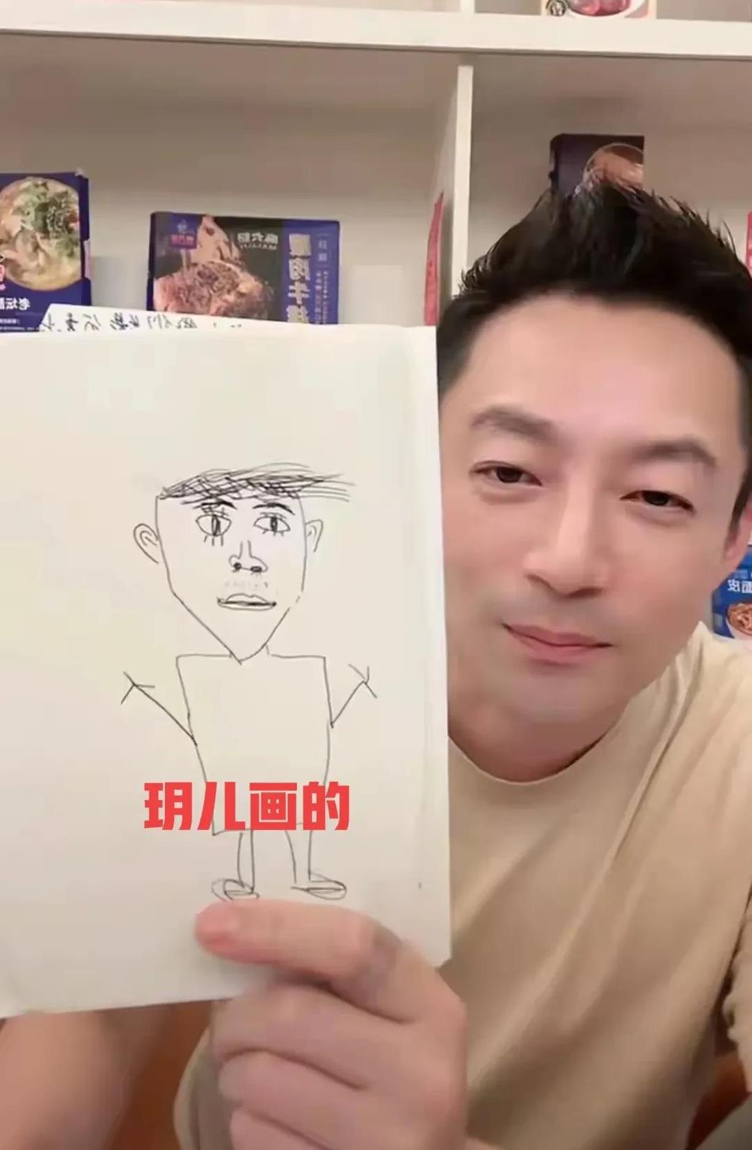 汪小菲晒玥儿和霖霖送他的画！两个孩子争着要画爸爸，画完之后，汪小菲给大家展示，