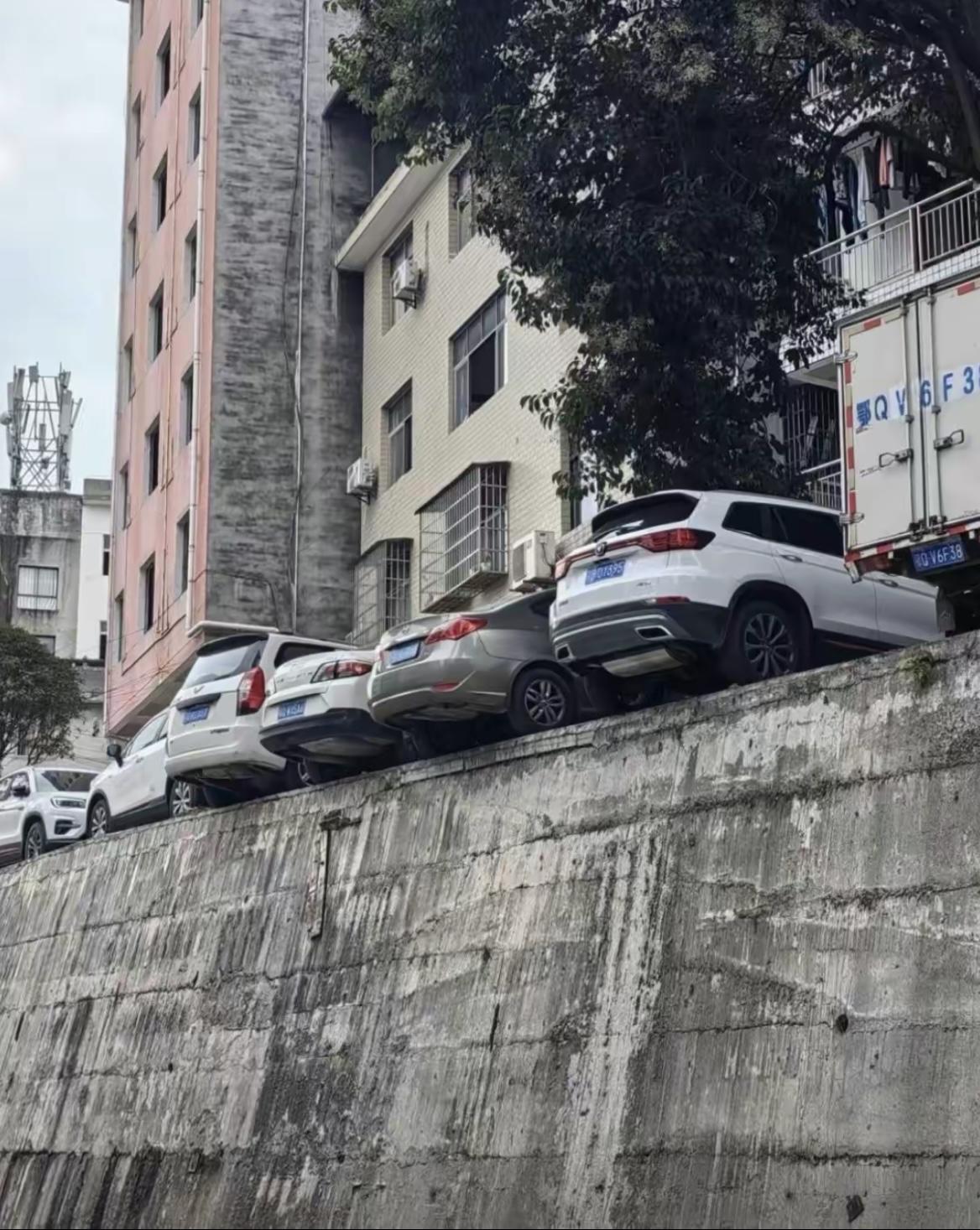 大家的停车技术这么好？没有人掉下来过？[捂脸哭][捂脸哭][捂脸哭]