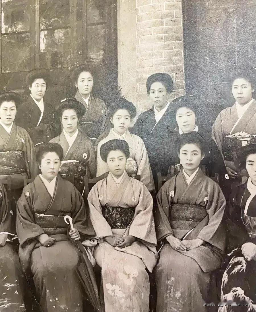 清朝末年，随着《马关条约》的开放口岸政策，大量日本年青女性涌入中国沿海城市谋生，
