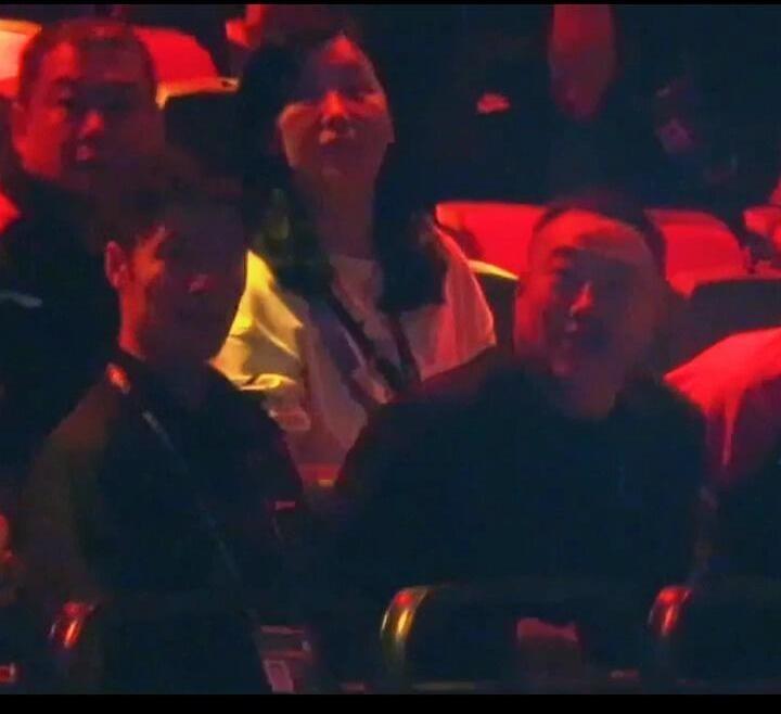 刘国梁只要往场边一坐，国乒队员的心就稳了。他现在已经不是那个在场边喊话的总教练