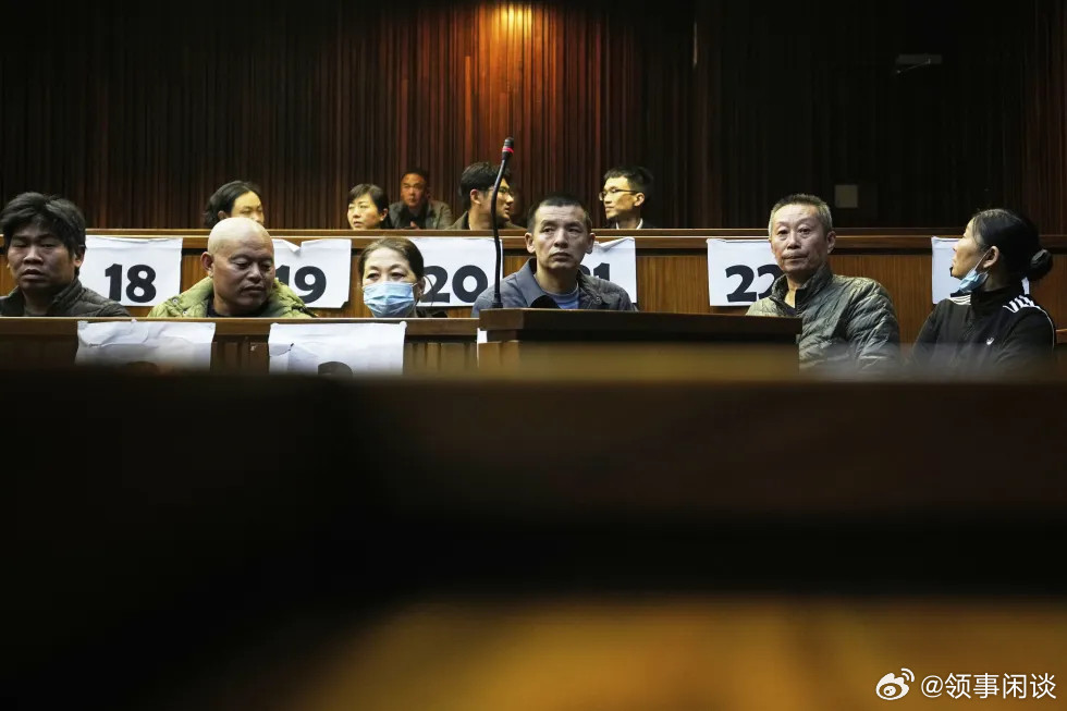 （美联社）——约翰内斯堡的一家法院在周三判处七名中国公民每人20年监禁，罪名是从
