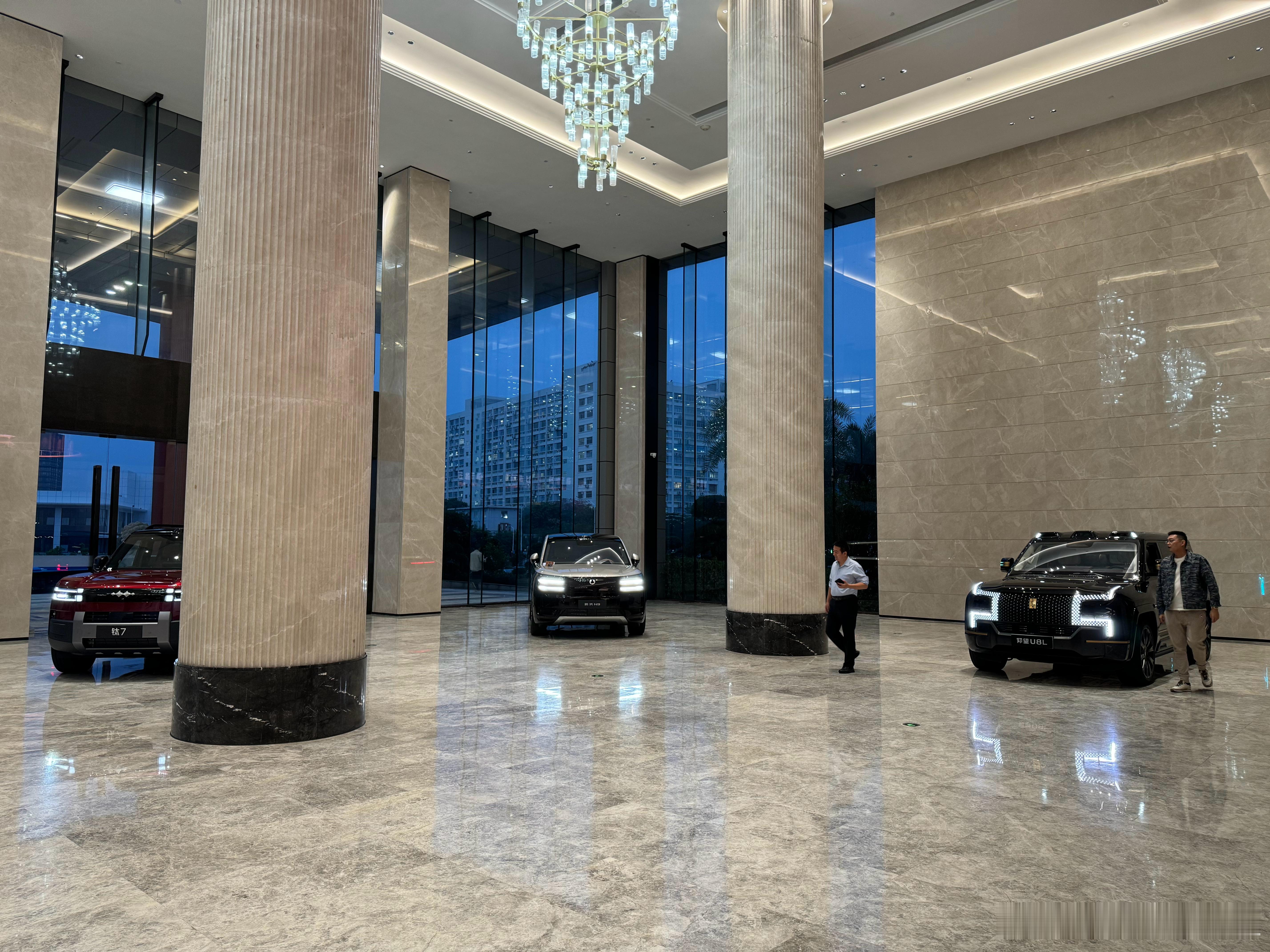 大六座SUV市场有多卷，来比亚迪六角大楼的礼宾楼就知道了。摆放的是仰望U8L