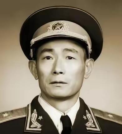 1984年，老山前线战局焦灼，昆明军区副司令查玉升少将身处麻栗坡前线指挥所内，仔